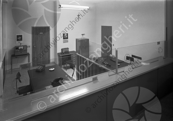 Magazzino Dino Manuzzi ufficio macchina da scrivere calendario cassaforte radio scrivania calcolatrice telefono sedia personale crocifisso vetro non sputare sul pavimento cassa