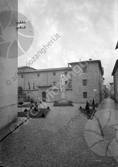 Mercatello sul metauro Piazza Santa Veronica Giuliani ghiaia statua monumento aiuole 1939 vicolo stradina ciotolato