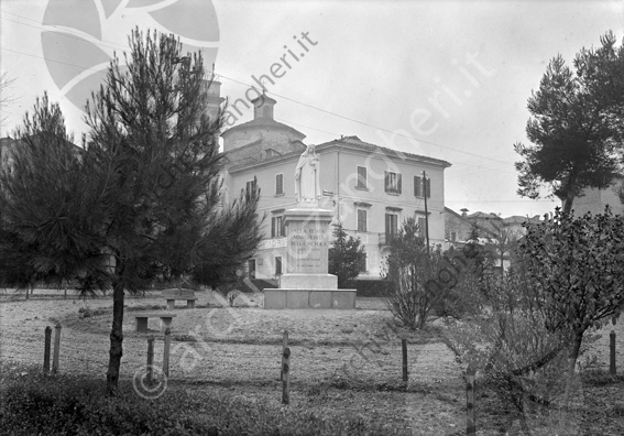 Mercatello sul metauro monumento alla beata Margherita della Metola statua panchina campanile croce giardino