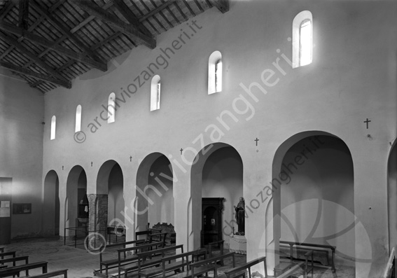 Chiesa di Ronta interno archi navata panche
