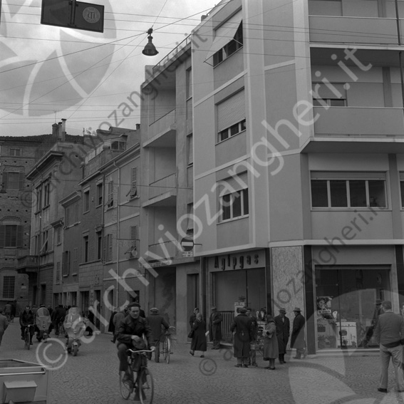 Corso Sozzi zona Barriera agipgas gente biciclette motori bar