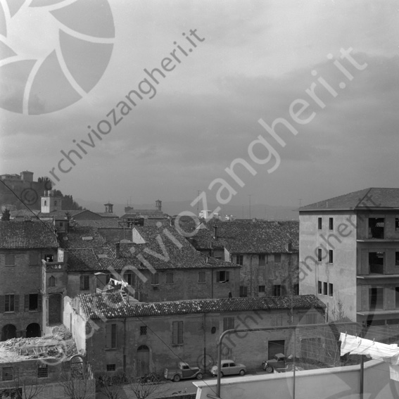 Panoramica dall'alto Via mura barriera ponente auto furgone