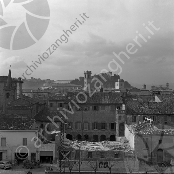 Panoramica e palazzo in demolizione Via mura barriera ponente campanon rocca malatestiana campanile San Zenone chiesa 