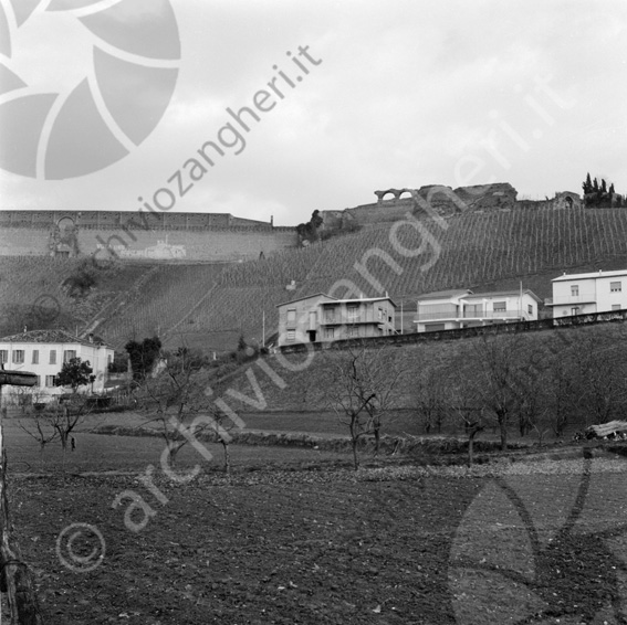 Ruderi rocca visti dalla zona Lugaresi campi case mura vota unità popolare