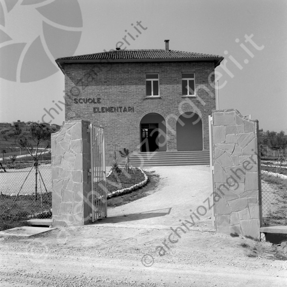 Scuole di Balignano ingresso cancello archi scalinata scuola 