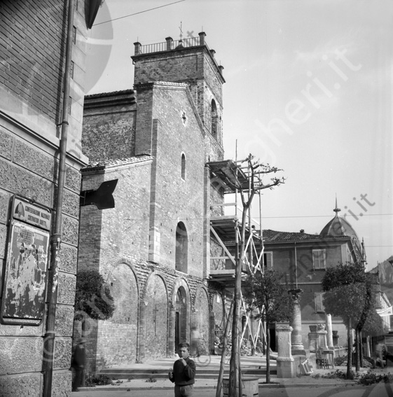 Duomo di Sarsina Lavori di ristrutturazione esterno impalcature ponteggi muretto chiesa colonna alberelli campanile bambino