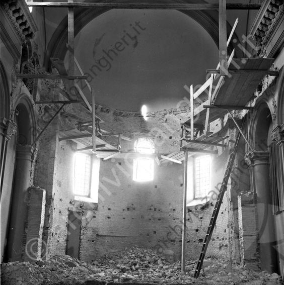 Duomo di Sarsina Lavori di ristrutturazione interno abside scala macerie ponteggi impalcature