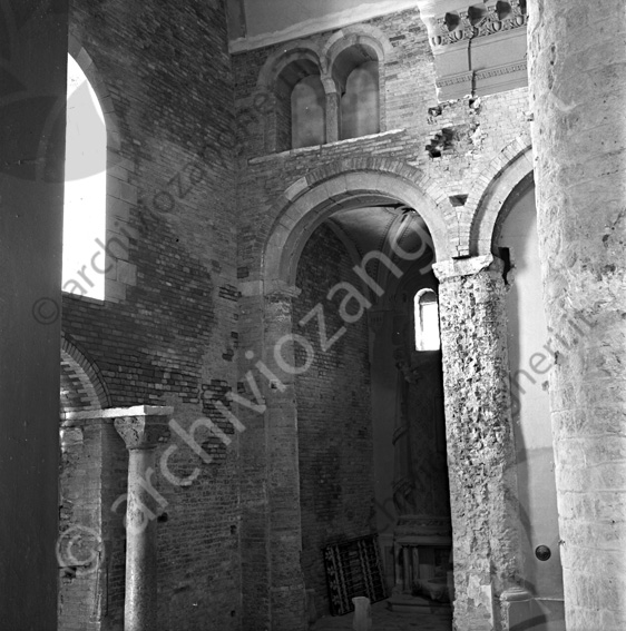 Duomo di Sarsina Lavori di ristrutturazione interno arco colonna mattoni 