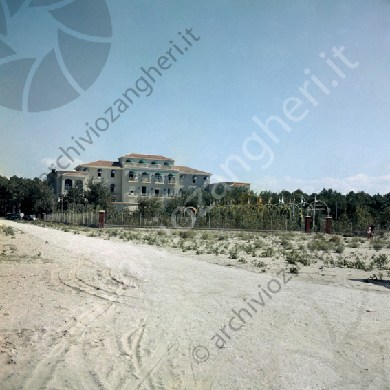 Hotel Internazionale Milano Marittima Vista dal mare sabbia spiaggia albergo stradina