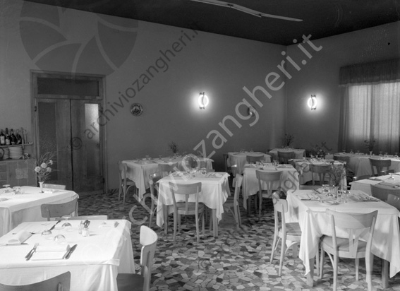 Vecchia Cervia sala ristorante Viale Roma Cervia tavola apparecchiata piatti bicchieri posate