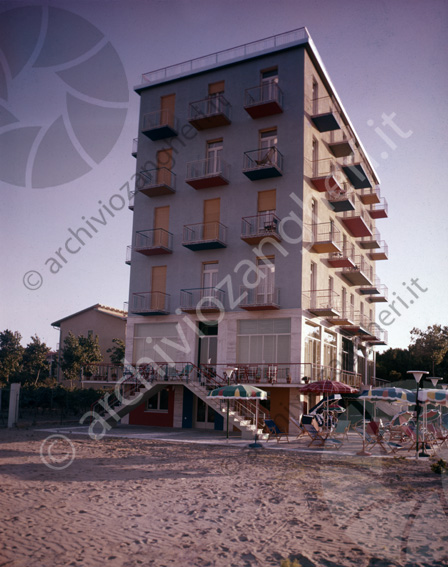 Hotel Delfino verde esterno Milano Marittima scale ombrellone spiaggia sabbia terrazze