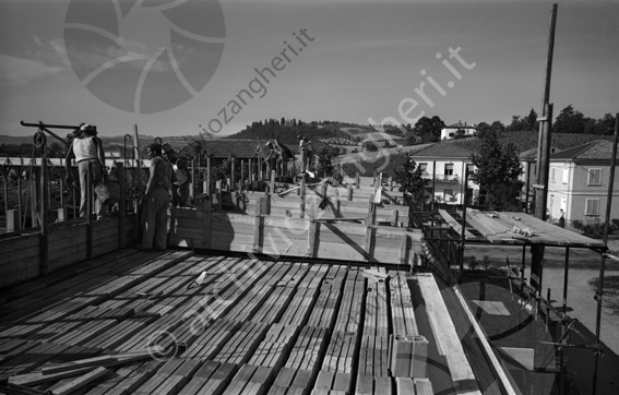 Cantiere costruzione capannone Buscaroli  villa almerici Carolina panoramica solaio tetto muratori operai impalcature