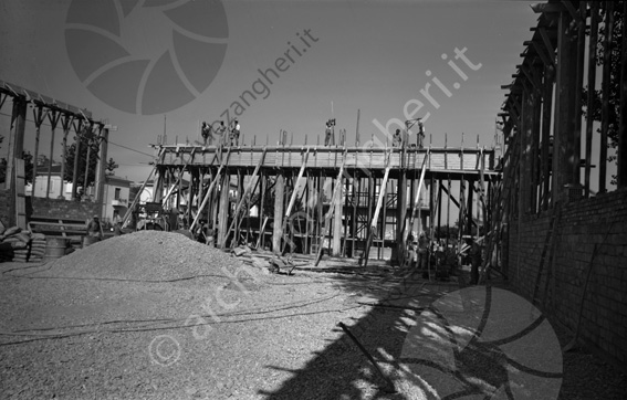 Cantiere costruzione capannone Buscaroli armatura operai muratori