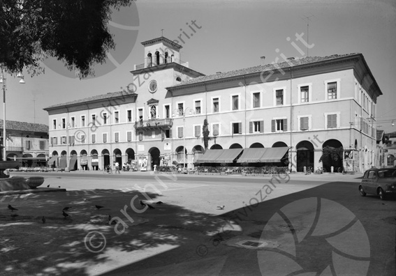 Palazzo comunale di Cervia Piazza Garibaldi piazza piccioni caffè italia portici