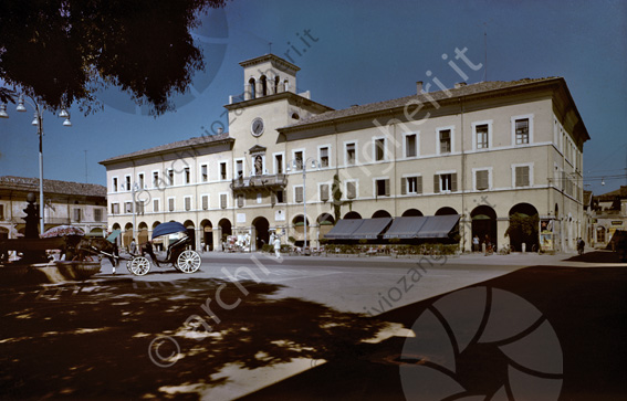 Palazzo comunale di Cervia con carrozzella Piazza Garibaldi piazza piccioni caffè italia portici carrozza cavallo