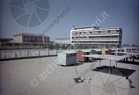 Colonia Charitas Ambrosiana Cesenatico vista da mare cabine tettoie spiaggia edificio recinzione casettine spogliatoi bandiera