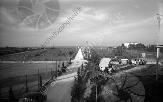 Albergo Rubicone Lido veduta dall'albergo mare strada sterrata auto obrellone pozzo recinzione campo da tennis