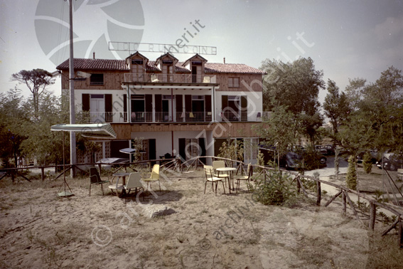 Albergo Rubicone Lido facciata giardino ombrellone sedie terrazza hotel