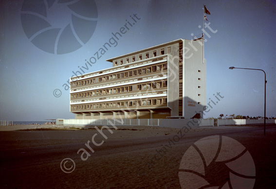 Colonia Charitas Ambrosiana Cesenatico Esterno edificio bandiera spiaggia sabbia strada mare lampione auto