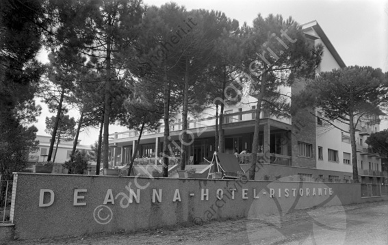 Hotel ristorante Deanna esterno Milano Marittima nmuretto dondolo pini terrazza