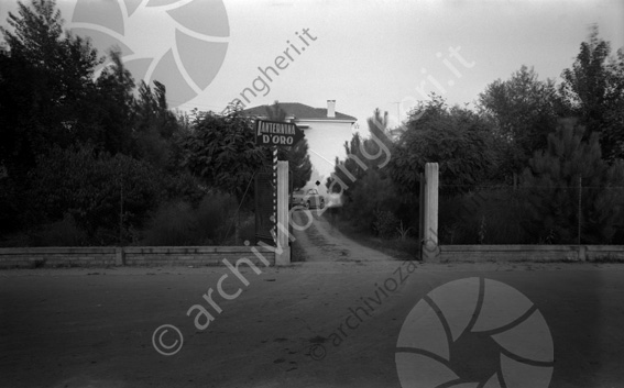 Hotel Lanternina d'oro ingresso parco macchine insegna vialetto giardino strada