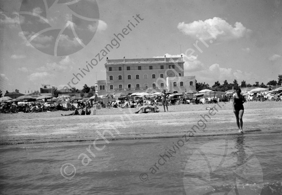 Grand Hotel Cervia vista dal mare spiaggia mare riva bagnanti ombrelloni