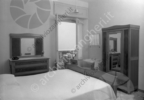 Grand Hotel Cervia camera da letto armadio comò letto lavandino porta aperta telefono specchio