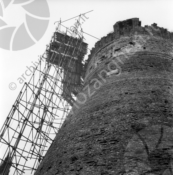 Torrione Rocca di Cesena con impalcatura impalcatura lavori ristrutturazione 