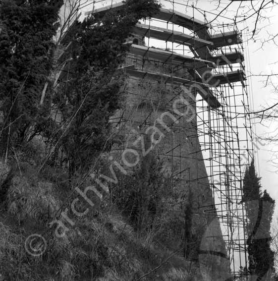 Torrione Rocca Malatestiana di Cesena con impalcatura impalcatura lavori ristrutturazione ponteggi