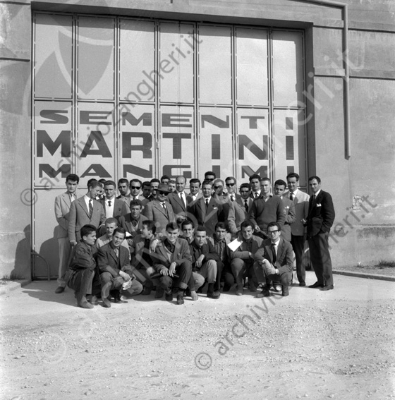 Stabilimento Martini gruppo studenti scuola agraria portone sementi mangimi