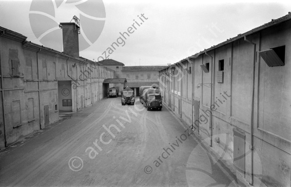 Stabilimento Martini cortile camion 