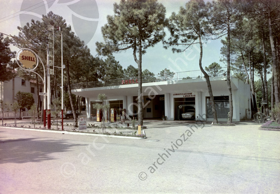 Stazione di servizio Shell distributore garage Milano Marittima Viale 2 giugno lubrificazione lavaggio pompa di benzina