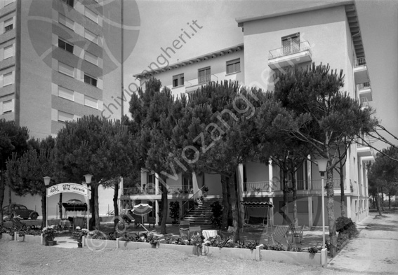 Hotel Ritz Milano Marittima esterno (ora Hotel Mazzanti)  albergo strada dondolo ombrellone alberi grattacielo