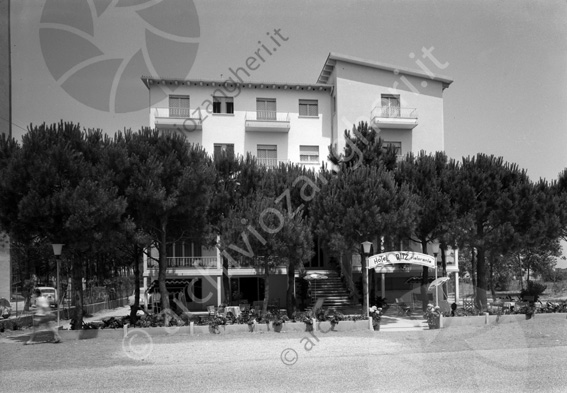 Hotel Ritz - Milano Marittima - esterno frontale (ora Hotel Mazzanti) Hotel Ritz Milano Marittima esterno frontale (ora Hotel Mazzanti) ora Hotel Mazzant ristorante lampione alberi ingresso edificio