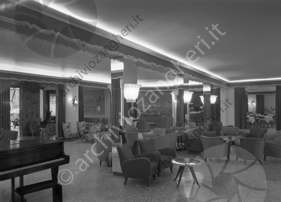 hotel internazionale Milano Marittima Salone soggiorno salotto lampade tavolini poltrone pianoforte