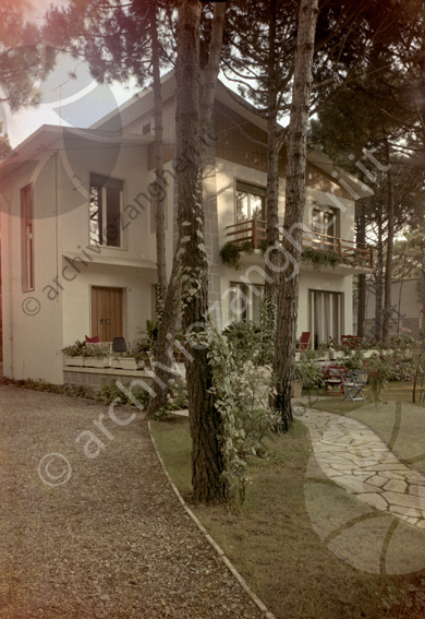 Burioli Villa Milano Marittima viletta vialetto alberi terrazza ghiaia