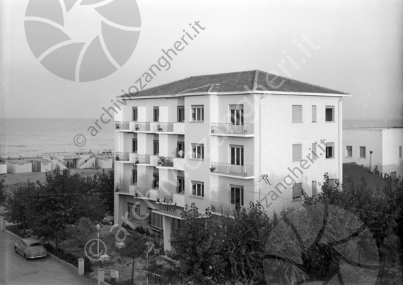 Hotel Erica esterno col mare Milano Marittima strada auto edificio mare stabilimenti balneari grazia perla verde geranio giardino alberi