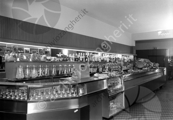 Bar centrale Milano Marittima (ora Harleycafè) bancone bottiglie coppe gelateria registratore di cassa bilancia macchina del caffè 