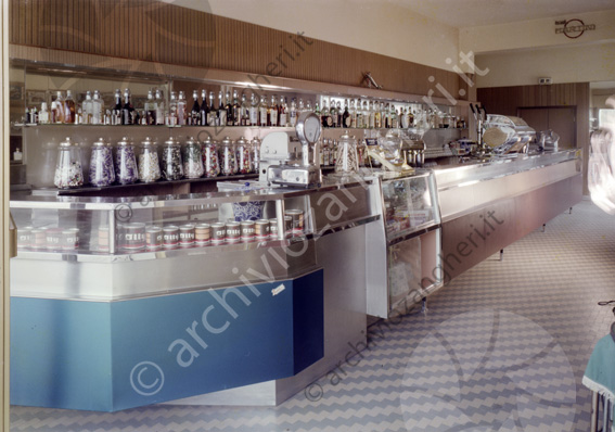 Bar centrale Milano Marittima (ora Harleycafè) Bar centrale Milano Marittima (ora Harleycafè) bancone bottiglie registratore di cassa bilancia macchina del caffè