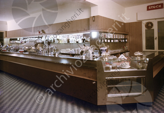Bar centrale Milano Marittima (ora Harleycafè) Bar centrale Milano Marittima (ora Harleycafè) bancone macchina del caffè affettatrice stock