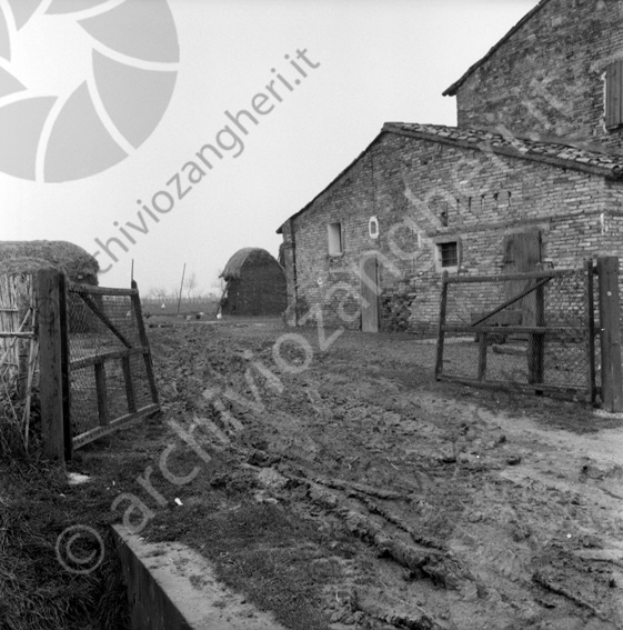 Avv. Valentini campo S.Giorgio cancello strada infangata fango pagliaio covone casa colonica 