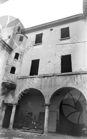 Palazzo Almerici (ora Piazza Almerici) prima della demolizione cortile portici colonne finestre motorino