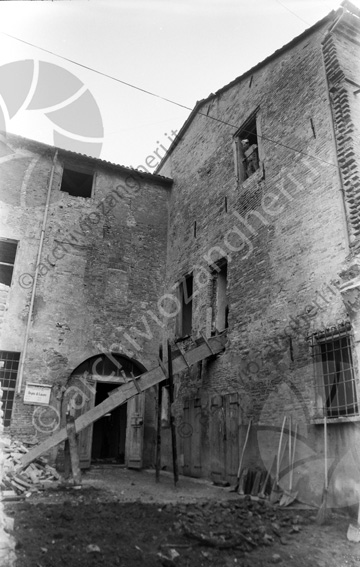 Palazzo Almerici (ora Piazza Almerici) prima della demolizione cortile miratore badili scarico macerie