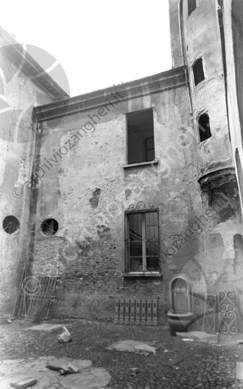 Palazzo Almerici (ora Piazza Almerici) prima della demolizione cortile inferriate fontanella