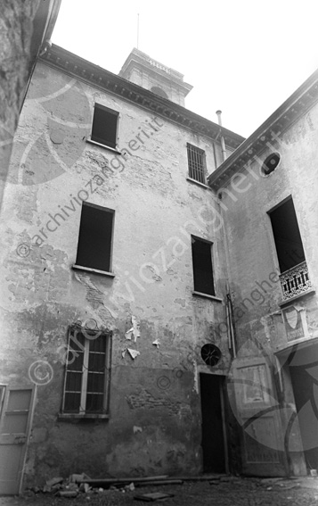 Palazzo Almerici (ora Piazza Almerici) prima della demolizione cortile finestre manifesto democrazia cristiana