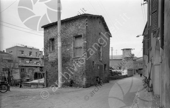 Casa Venturi Via Mura porta fiume angolo Via Carlo Armellini bici palo strada cancello torretta