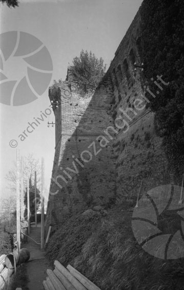 Torrione Rocca Malatestiana di Cesena mura travi legno tubo