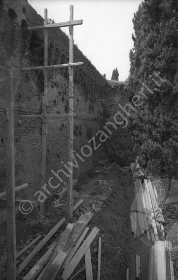 Torrione Rocca Malatestiana di Cesena con impalcatura mura travi legno impalcature