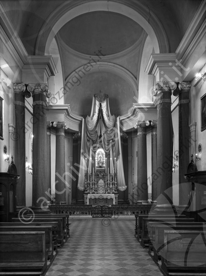 Interno Chiesa di Boccaquattro Chiesa di Santa Maria Nascente in Boccaquattro drappi altare panche colonne abside 