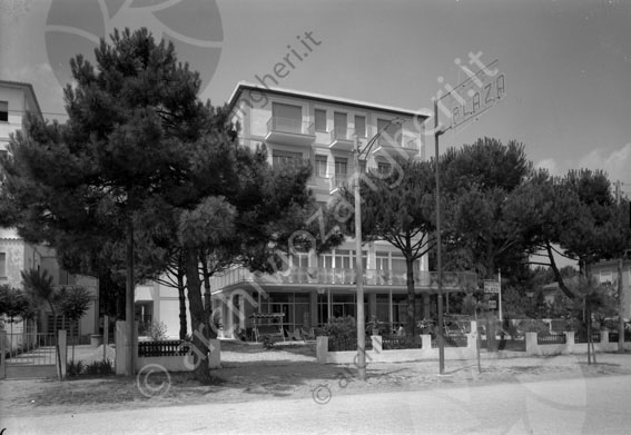 Hotel Plaza facciata Milano Marittima albergo alberi pali terrazza dondoli insegna